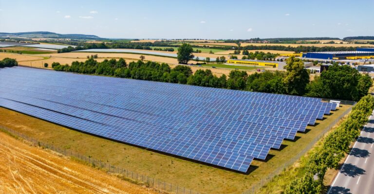 חווה סולארית בדרום גרמניה | צילום: שאטרסטוק