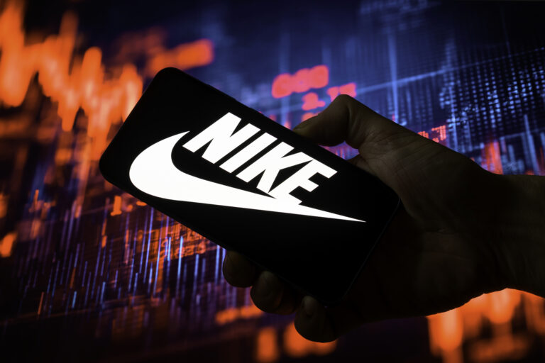 האם כדאי לקנות מניות נייקי לפני סוף מרץ?