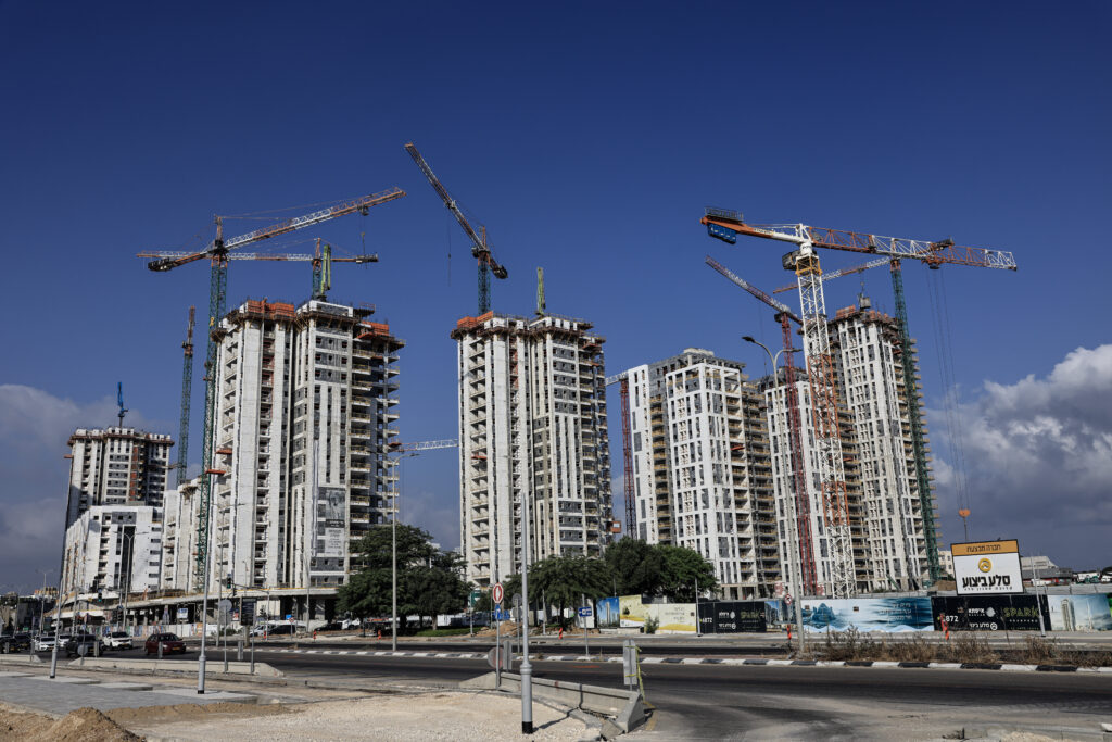 בניית דירות באשדוד | צילום: צפריר אביוב, פלאש 90