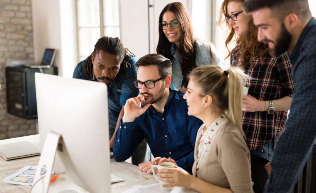עובדים במשרד | צילום: שאטרסטוק
