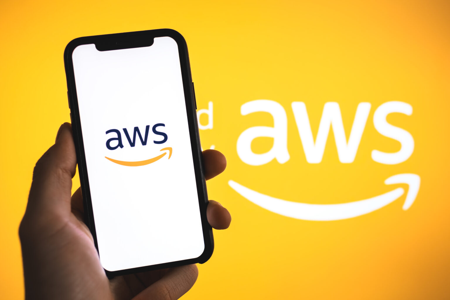 AWS הושבתה זמנית באיחוד האמירויות בשל פגיעה במרכז נתונים