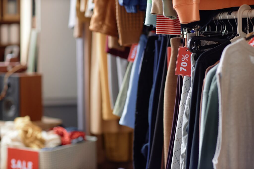 מבצעים בחנות בגדים | צילום: שאטרסטוק