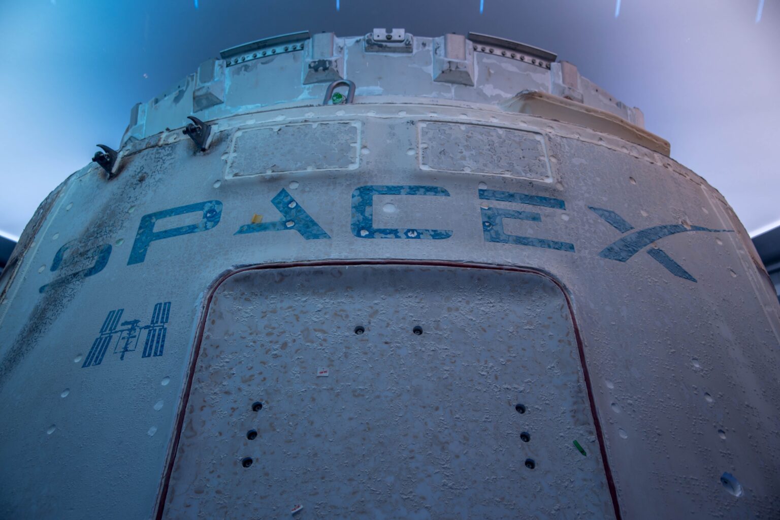 אילון מאסק שוקל למזג את SpaceX עם xAI