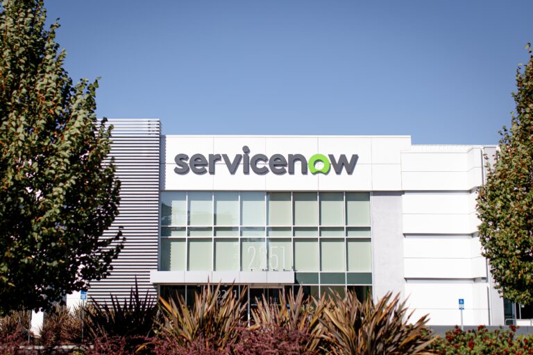 ServiceNow עקפה את התחזיות, אך המניה צוללת