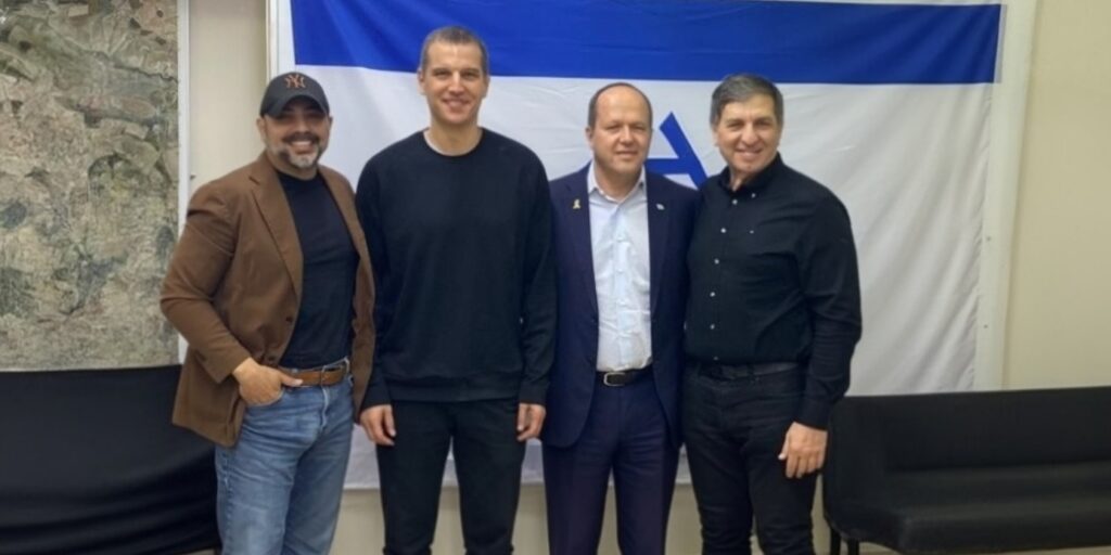 מימין: ראש המועצה האזורית גלבוע דני עטר, שר הכלכלה ניר ברקת, מייסד ומנכ"ל גבעסול גדעון ידין וראש זרוע החדשנות בקבוצת אריאלי אור חביב. צילום: יח"צ