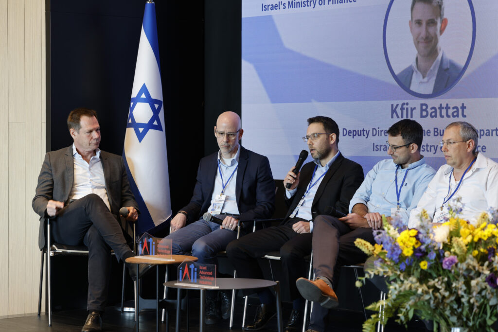 מימין: שי אהרונוביץ, כפיר בטט, שמואל אברמזון, דרור בין ושרון שולמן. צילום: גיא יחיאלי