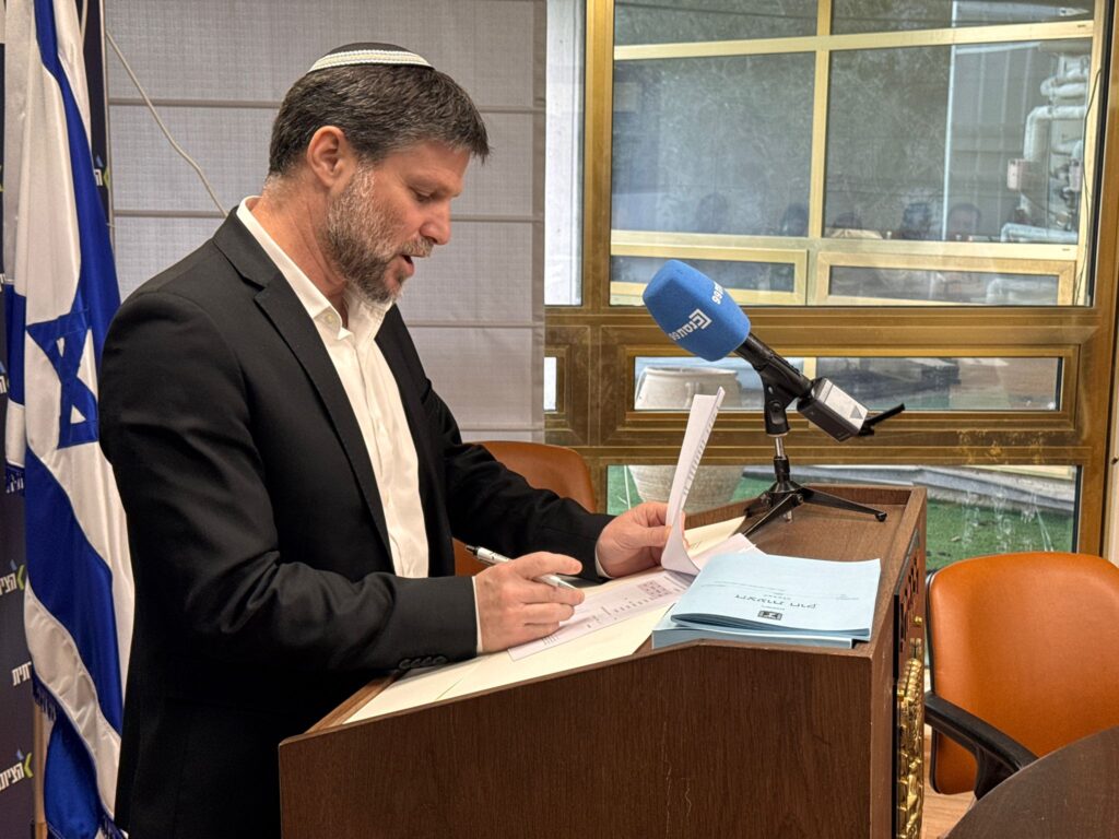 שר האוצר חותם על הרחבת מכסות יבוא הגבינות. צילום: דוברות שר האוצר