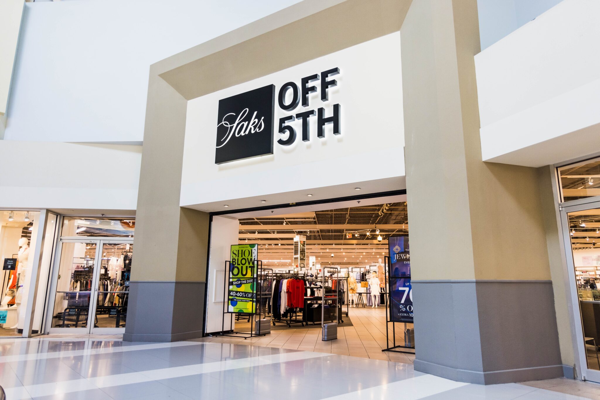 חנות Saks OFF 5th | צילום: שאטרסטוק