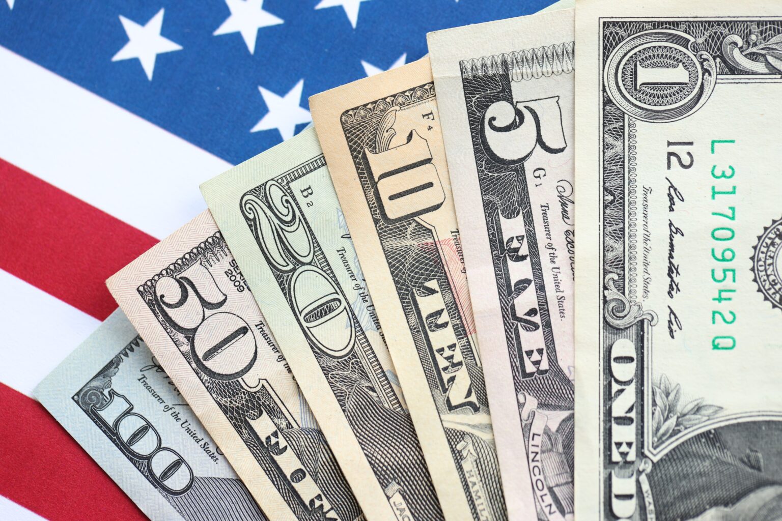 טראמפ מברך על היחלשות הדולר – והשווקים נכנסים לכוננות