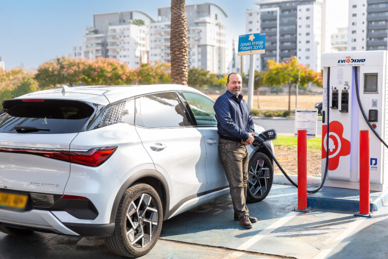 להאצת שוק הטעינה החשמלית: נאייקס חתמה על שותפות עם Tritium