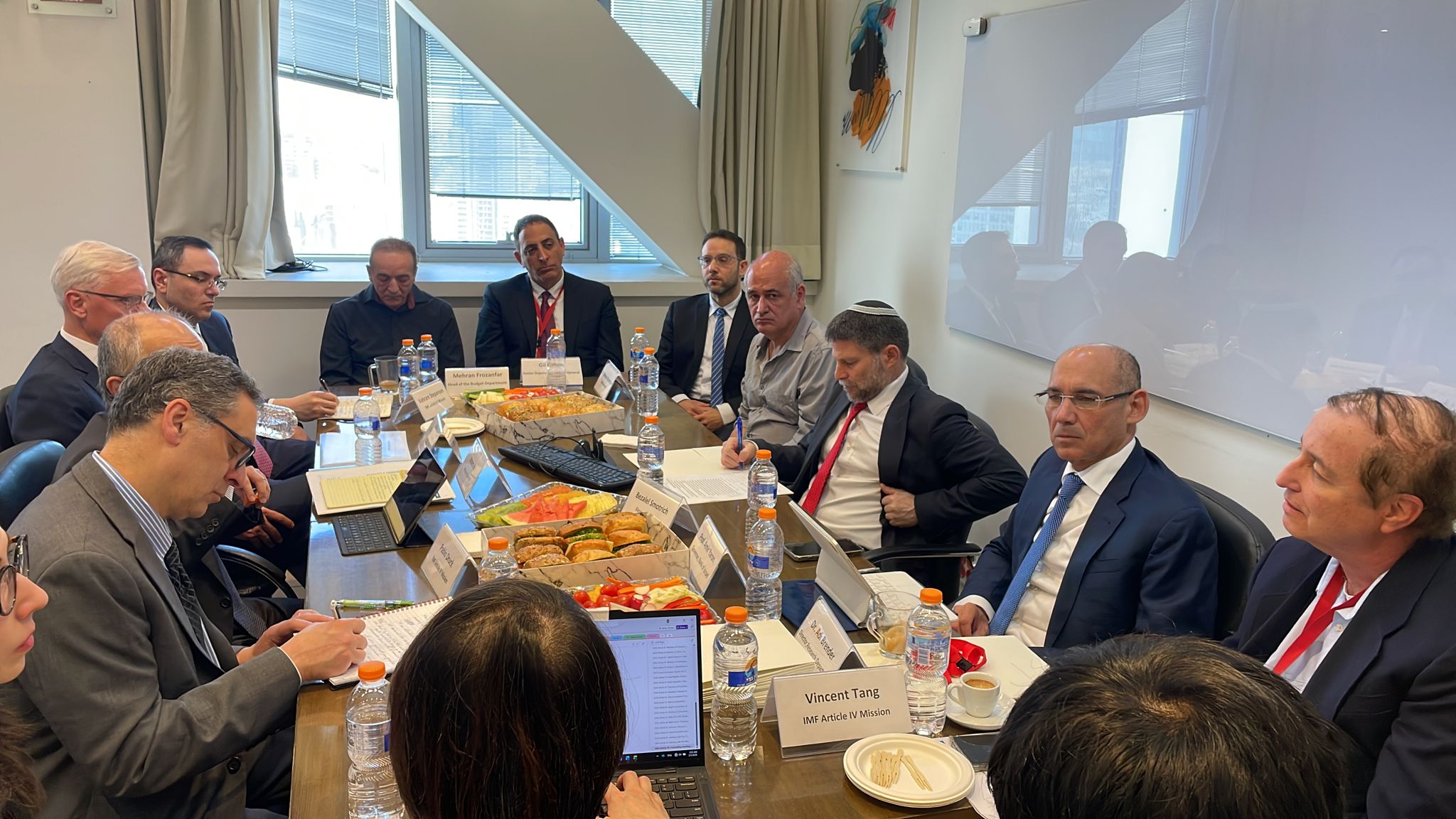 משלחת קרן המטבע הבינלאומית עם שר האוצר ונגיד בנק ישראל | צילום: דוברות בנק ישראל