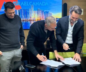 חתימת ההסכם. מימין: ברק רוזן מישראל קנדה, צחי ארבוב וזיו יעקב מאקרו. צילום: יח"צ