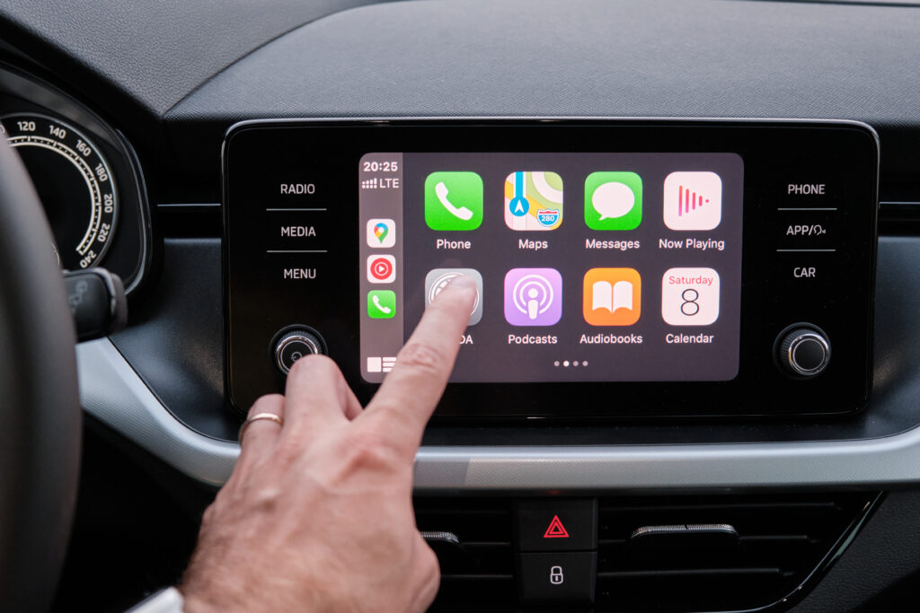 אפל CarPlay במכונית | צילום: שאטרסטוק