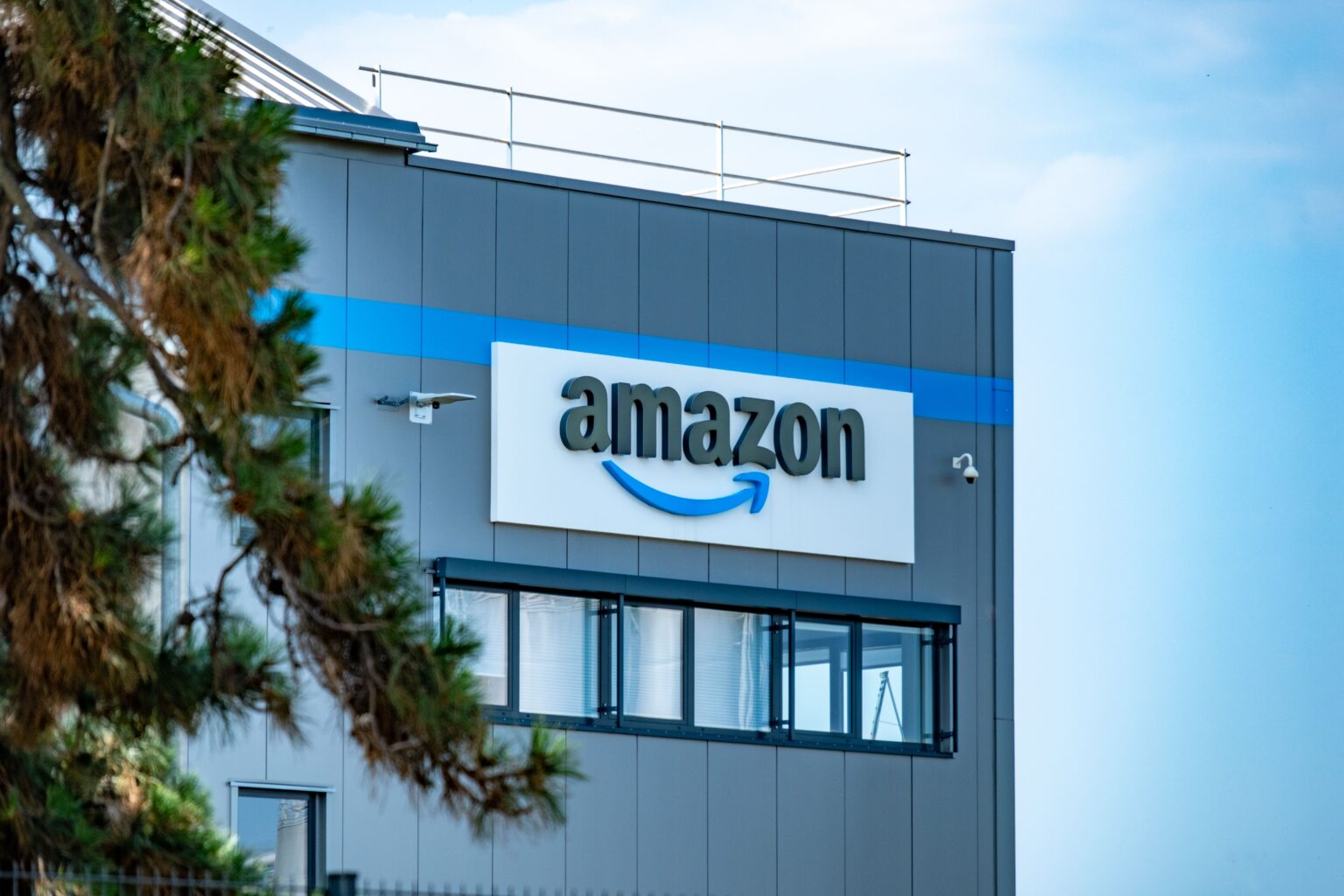 אמזון מגבירה את הוצאותיה על AI בכ-60% – והמשקיעים בורחים