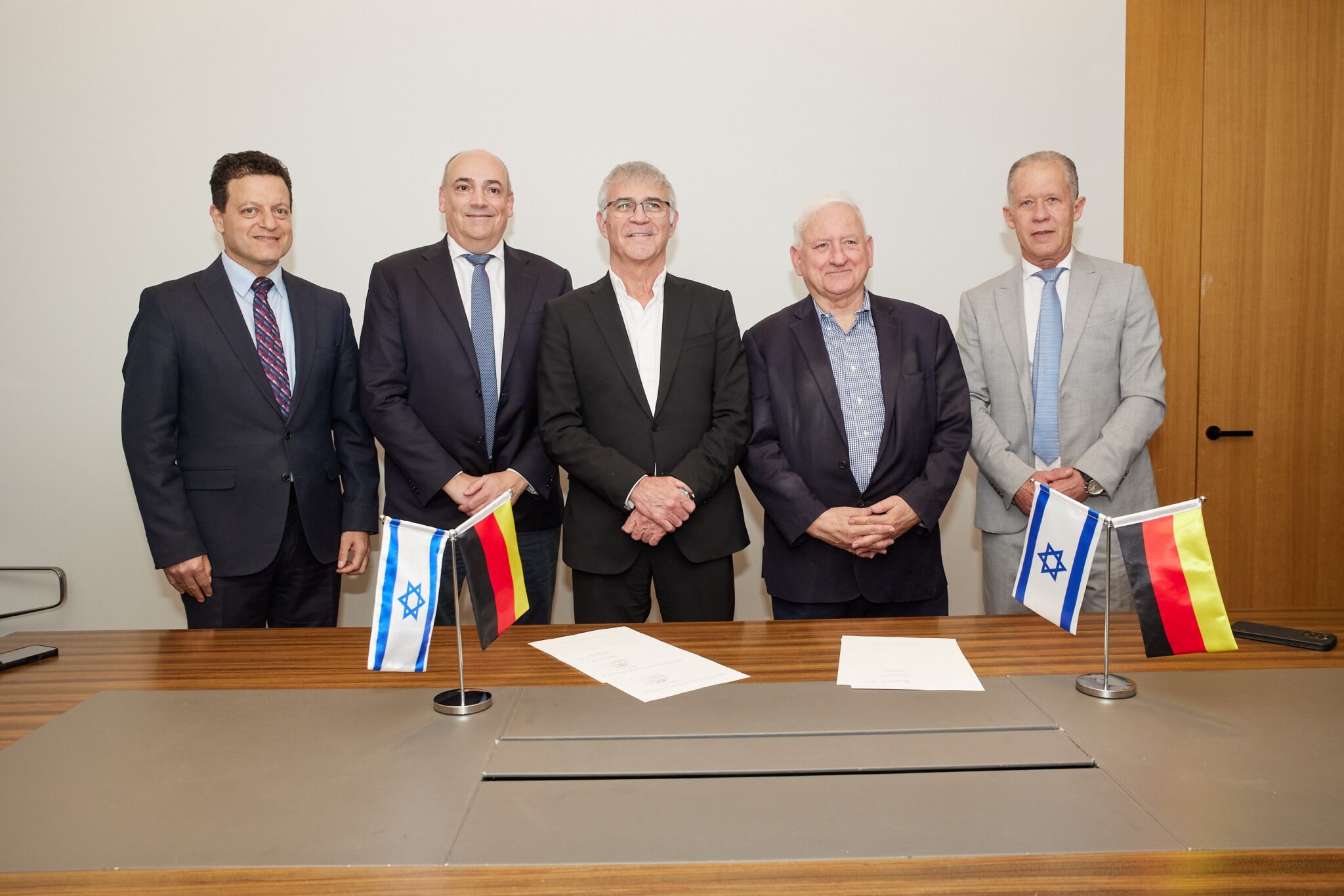 משמאל לימין: ד"ר סאמר חאג' יחיא, רולף האבן יאנסן, מנכ״ל האפאג-לויד, ישי דוידי, מייסד ומנכ״ל קרן פימי FIMI,יאיר סרוסי, יו״ר דירקטוריון צים וגילון בק, שותף בכיר בקרן פימי. צילום: שוקה כהן