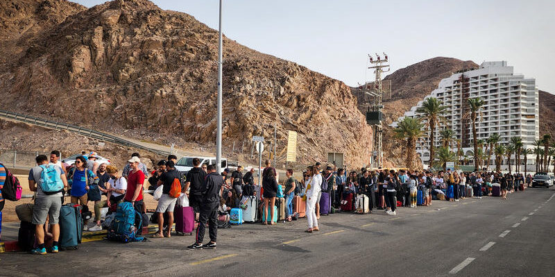 שבים לארץ דרך מעבר טאבה? אוטובוסים ממתינים ביציאה מהמסוף