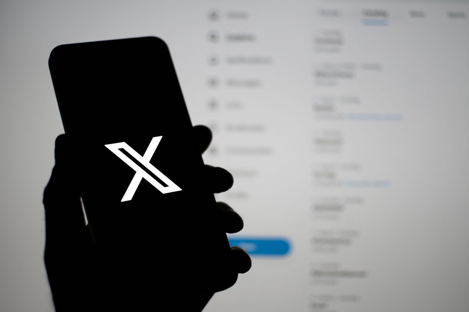 רשת X בוחנת פורמט פרסום חדש: המלצות למוצרים ישירות מתחת לפוסטים