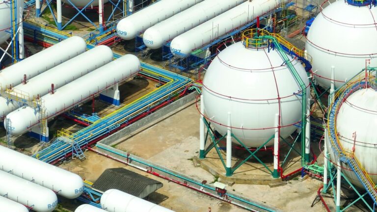 מכלי גז טבעי נוזלי | צילום: שאטרסטוק