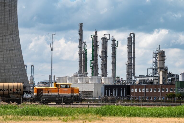 מפעל כימיקלים של BASF | צילום: שאטרסטוק