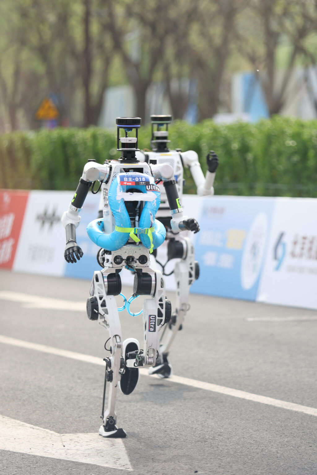 רובוטים דמויי-אדם עקפו רצים אנושיים בחצי מרתון בבייג'ינג