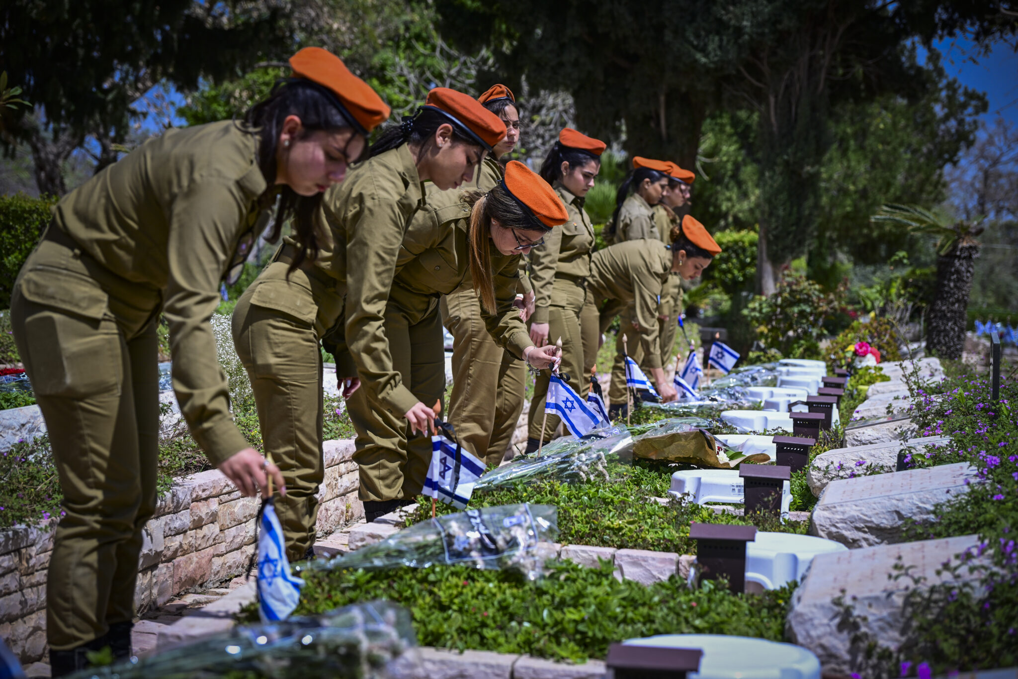 חיילות מניחות דגלים ופרחים על קברי חללי מערכות ישראל | צילום: אבשלום ששוני, פלאש 90