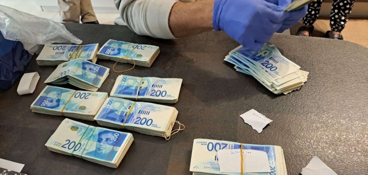 חשד לפרשת שחיתות: סוכן ביטוח ועובד רשות המסים נעצרו