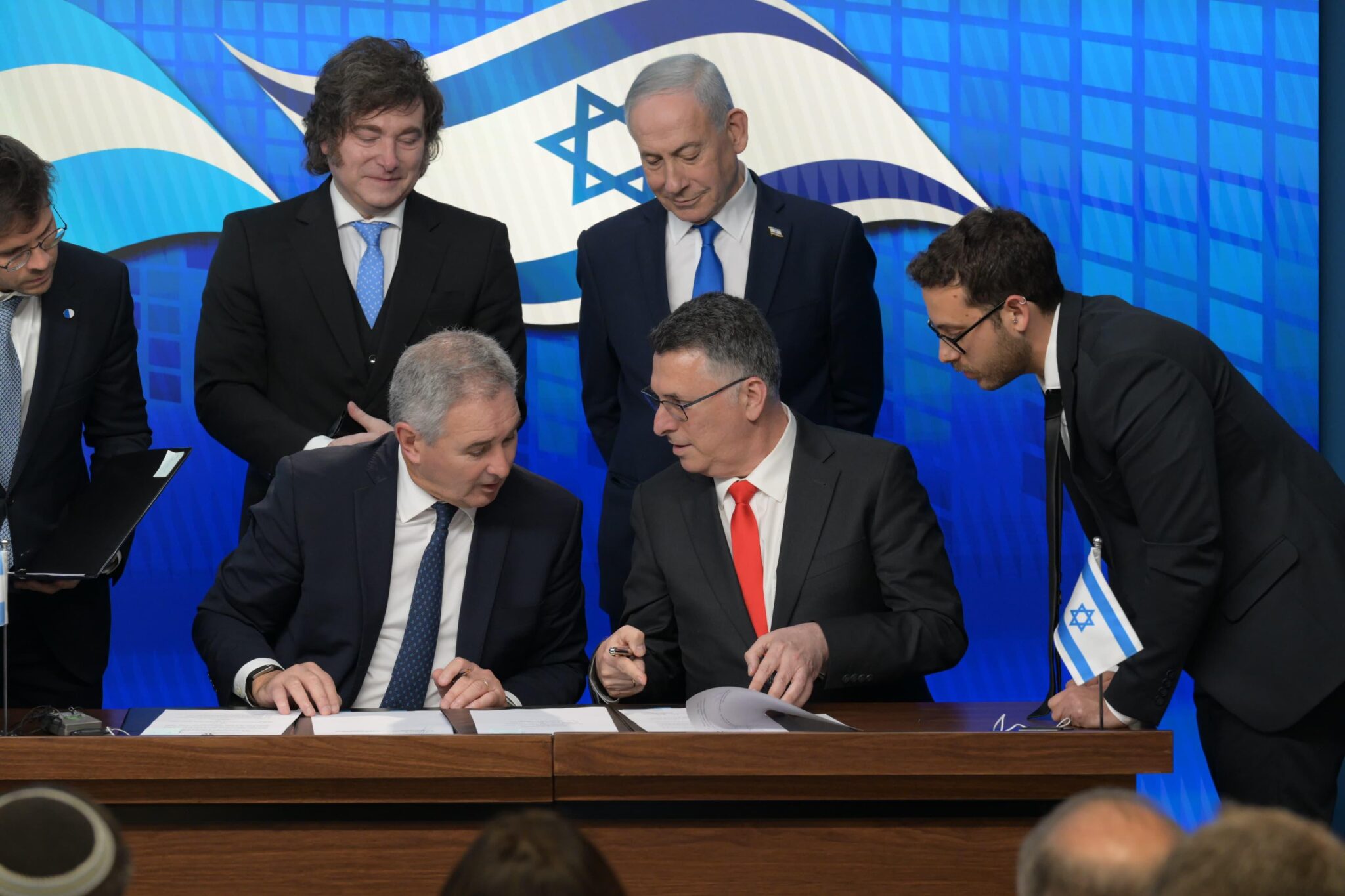 שר החוץ גדעון סער ושר החוץ של ארגנטינה יחד עם ראש הממשלה נתניהו ונשיא ארגנטינה חאבייר מיילי | צילום: שלומי אמסלם, לע״ם