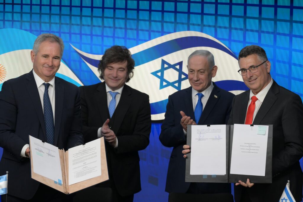 שר החוץ גדעון סער ושר החוץ של ארגנטינה יחד עם ראש הממשלה נתניהו ונשיא ארגנטינה חאבייר מיילי | צילום: שלומי אמסלם, לע״ם