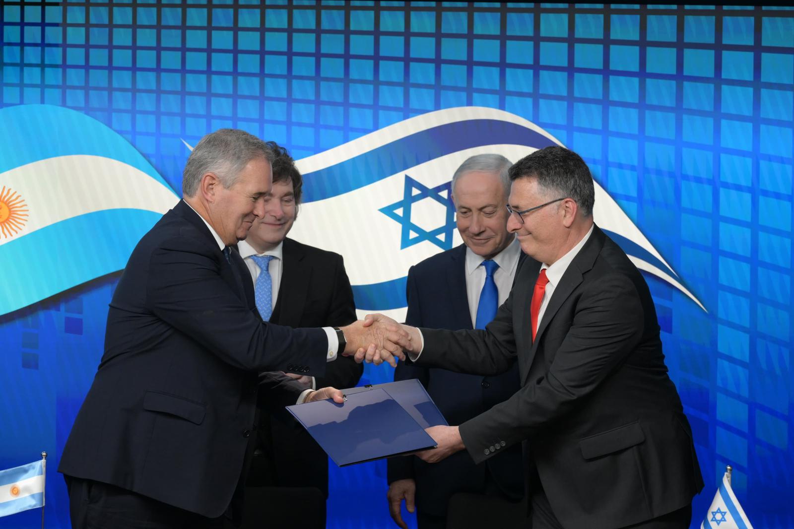 שר החוץ גדעון סער ושר החוץ של ארגנטינה יחד עם ראש הממשלה נתניהו ונשיא ארגנטינה חאבייר מיילי | צילום: שלומי אמסלם, לע״ם