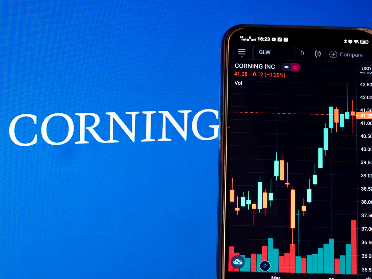 מניית התשתית שמכה את אנבידיה וברודקום – והופכת לכוכבת ה-AI החדשה