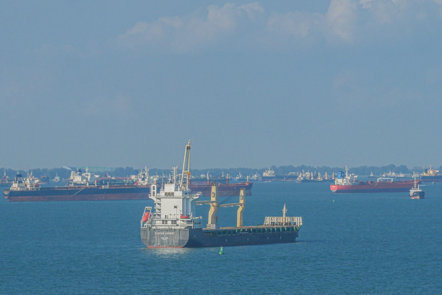 למדה מאיראן? אינדונזיה בוחנת מס על ספינות במצר מלאקה