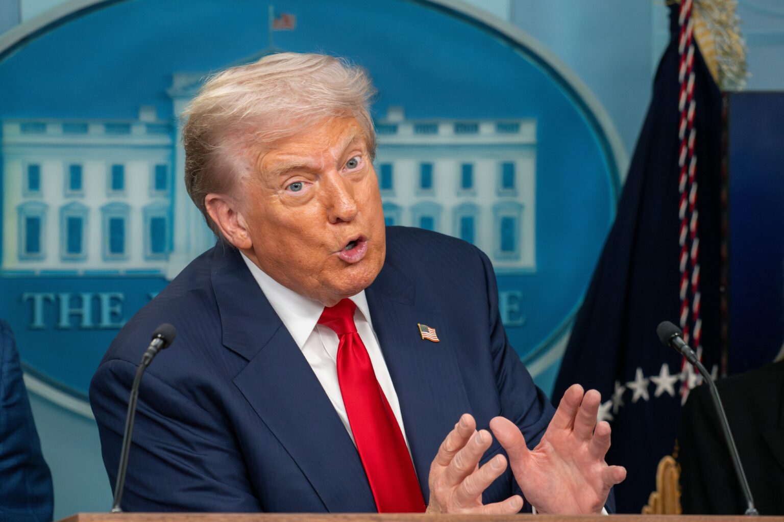 טראמפ: "לירות ולהשמיד כל כלי שיט שמטמין מוקשים בהורמוז"