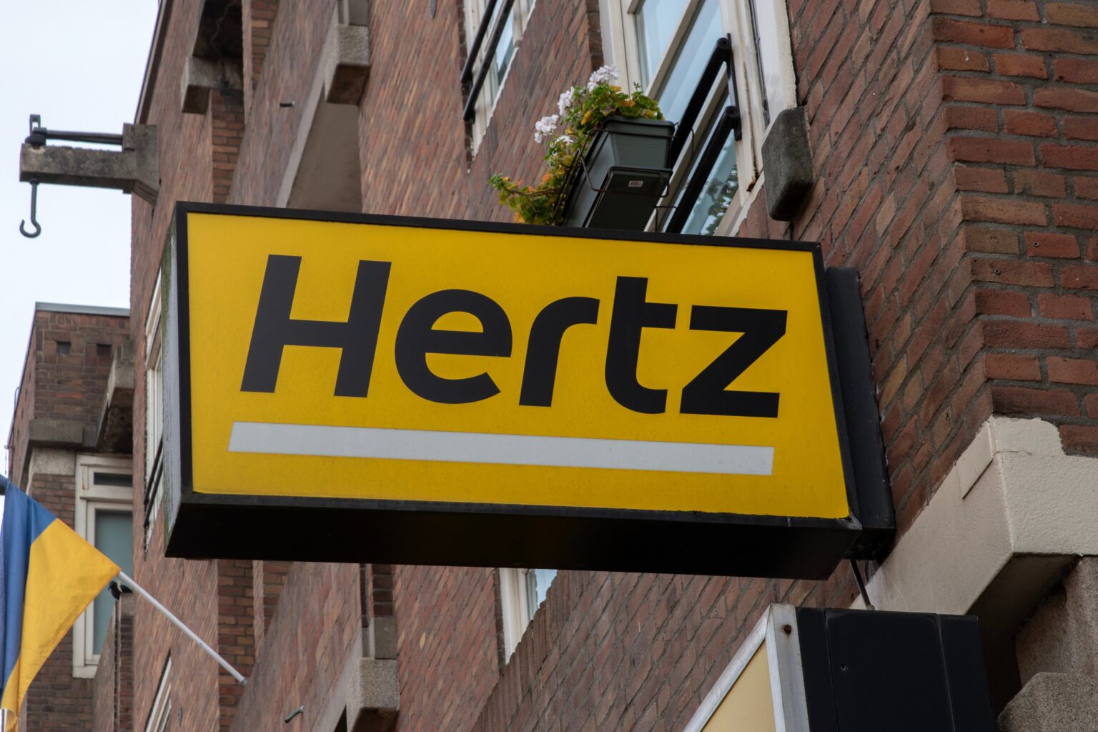 Hertz מזנקת בוול סטריט: שיתוף הפעולה עם אובר מתרחב לעידן הרובוטקסי