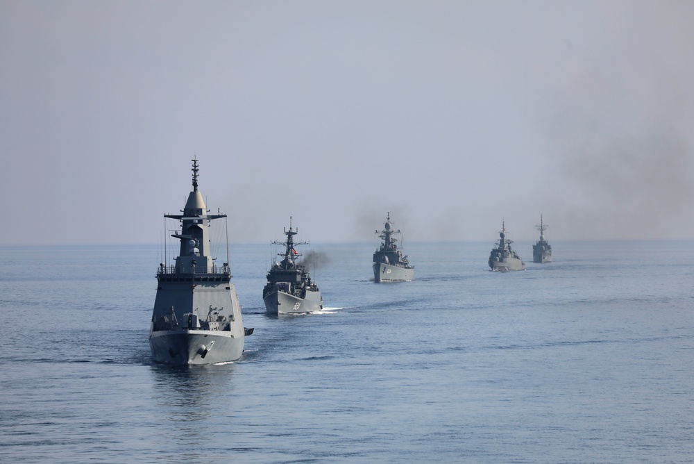 ספינות איראניות במצר הורמוז | צילום: שאטרסטוק