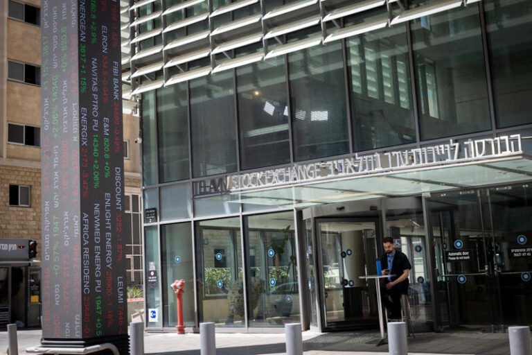 An electronic board displaying market data at the Tel Aviv Stock Exchange in Tel Aviv, April 30, 2026. Photo by Miriam Alster/Flash90 *** Local Caption *** בורסה בורסה לניירות ערך בורסה בתל אביב כלכלה ישראל מסחר מדדים נתוני מסחר שוק ההון שוק ההון הישראלי שוק המניות תל אביב מלחמה איראן ישראל