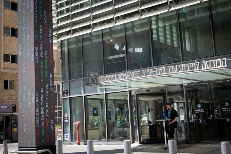 מגמה מעורבת: מניות האופנה יורדות; חברות הטכנולוגיה מתחזקות