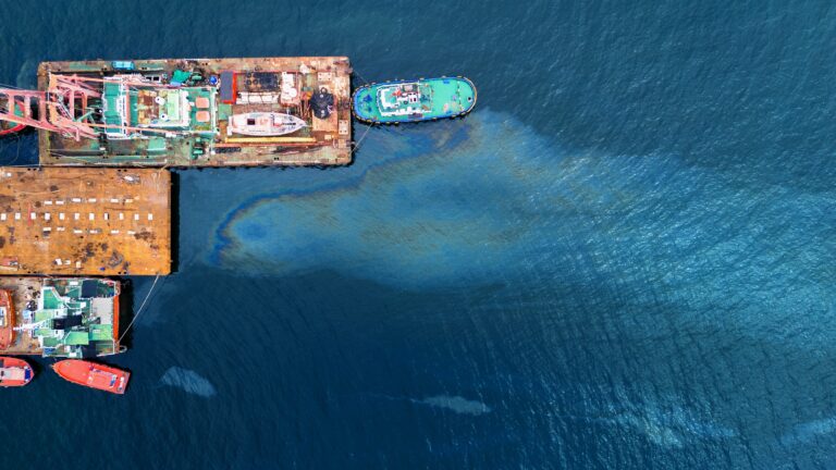 Oil,Leak,From,Ship,,,Oil,Spill,Pollution,Polluted,Water