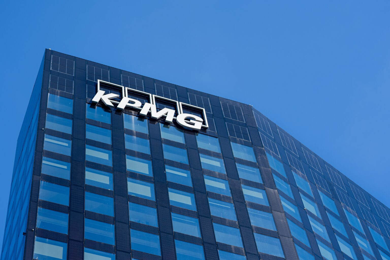 KPMG מפטרת מאות עובדים בארה"ב – ומהמרת על AI