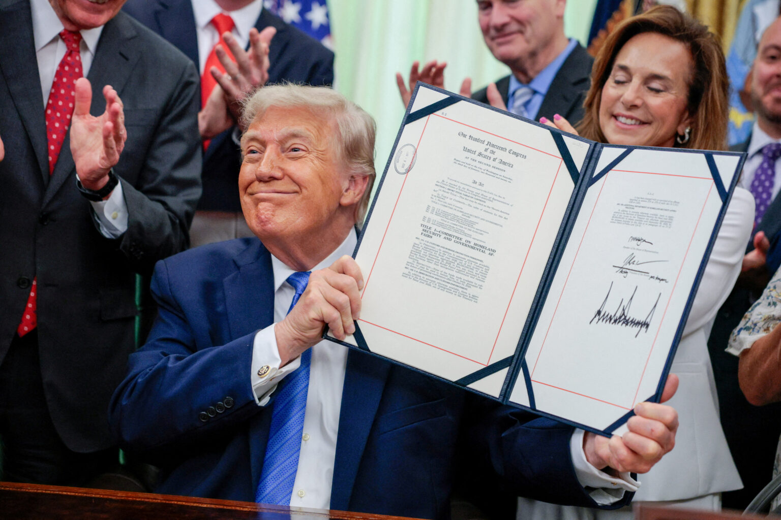 טראמפ חתם על חבילת מימון של 70 מיליארד דולר לאכיפת ההגירה בארה"ב