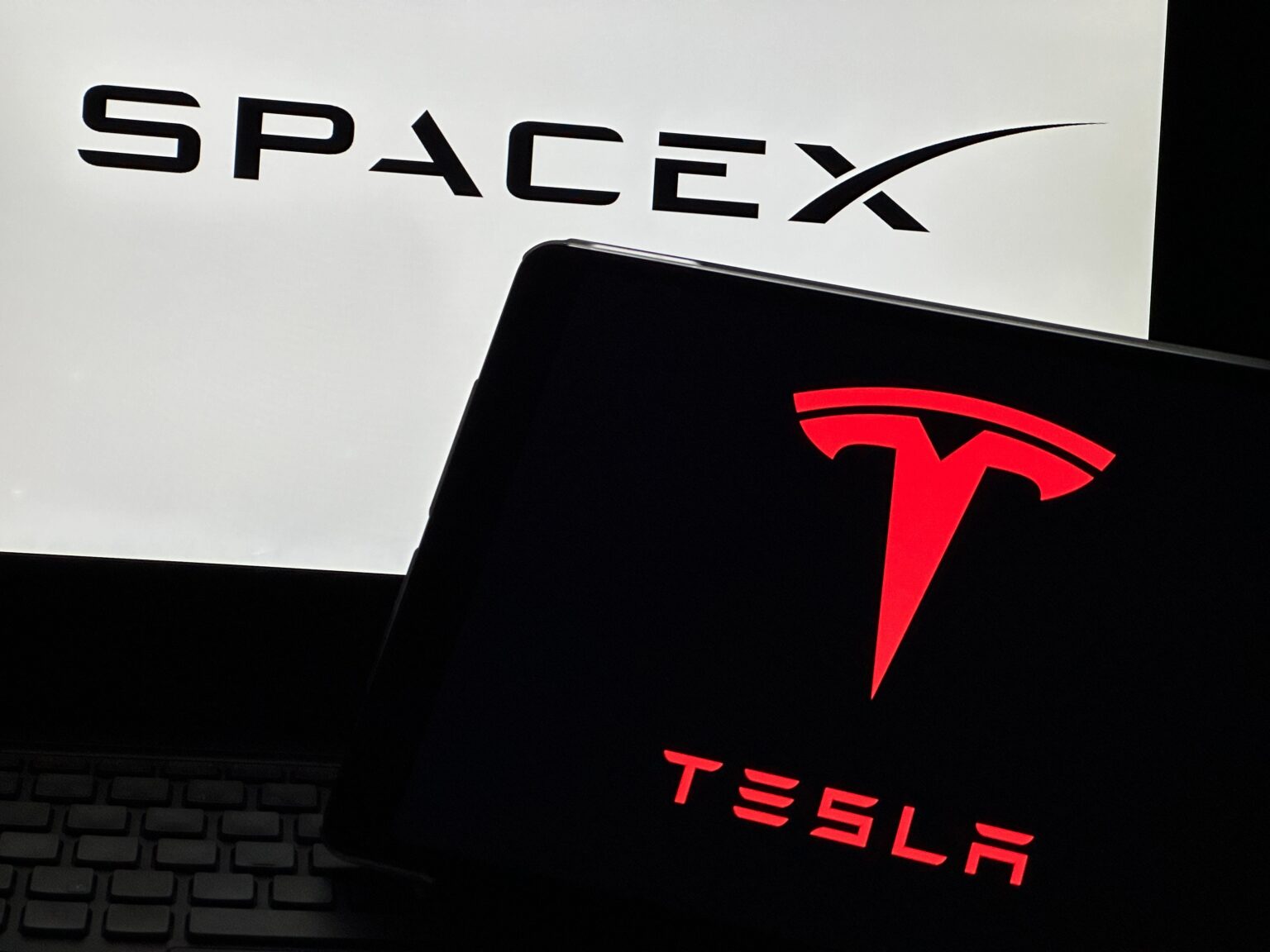 האם SpaceX עשויה לרכוש את טסלה – ומה זה אומר על המניה?