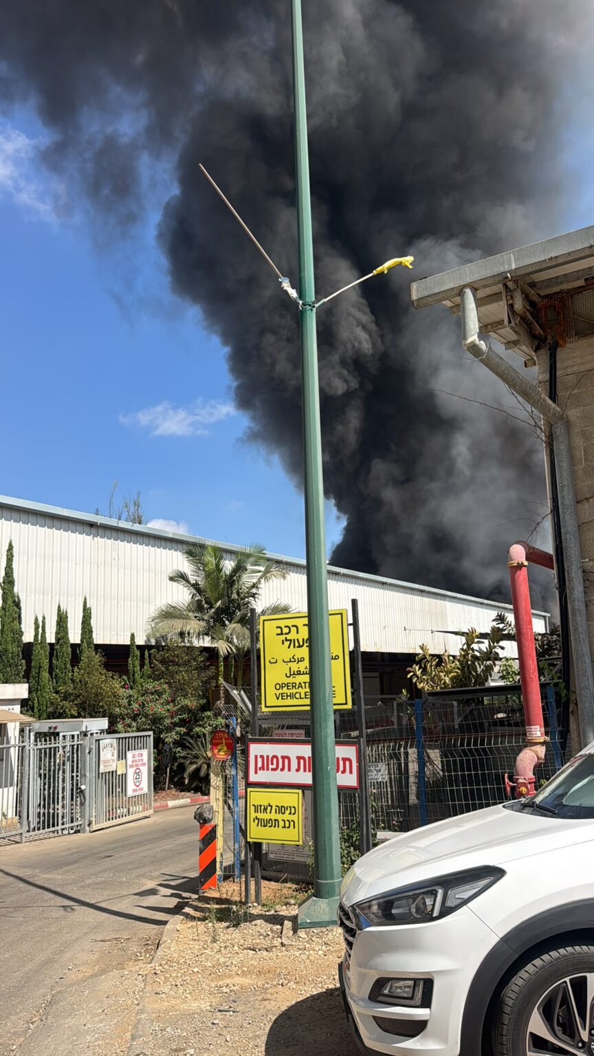 דרמה באזור התעשייה בשדרות: שריפה נרחבת משתוללת במפעלי שטראוס ותפוגן
