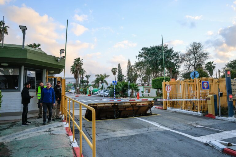 פיצוץ פסולת ביטחונית בנאות חובב: 3 נפצעו, מפעלים נסגרו