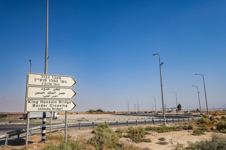 הקלה במעברי הגבול: שעות הפעילות באלנבי ובנהר הירדן יורחבו