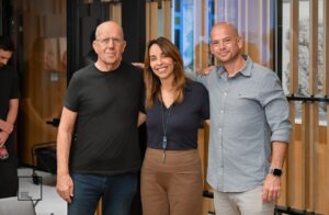בתמונה ירון זולצבכר מייסד ומנכל היילפיט שרית שגב מנהלת תעשייה ומסחר בנק הפועלים וברוך פרנס מייסד סקיילין
